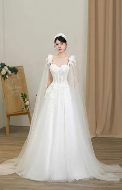 Váy cưới cô đâu đi bàn màu trắng kèm choàng ren hoa