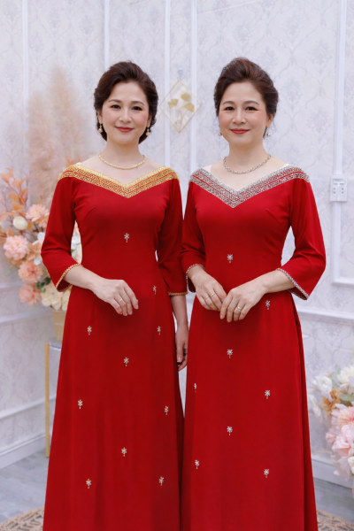 Áo dài bà sui màu đỏ cổ chữ V dạ hội đính pha lê hoa tuyết rơi đơn giản (2X)