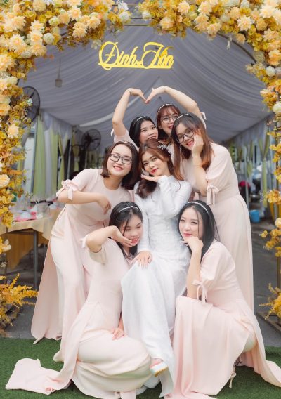 Áo dài bưng quả màu hồng cam tay bồng đính nơ