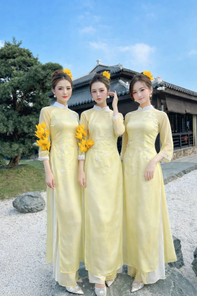 Áo dài bưng quả nữ màu vàng cách tân đính kết hoa ngọc