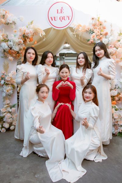 Áo dài bưng quả màu vàng nhạt tay bồng