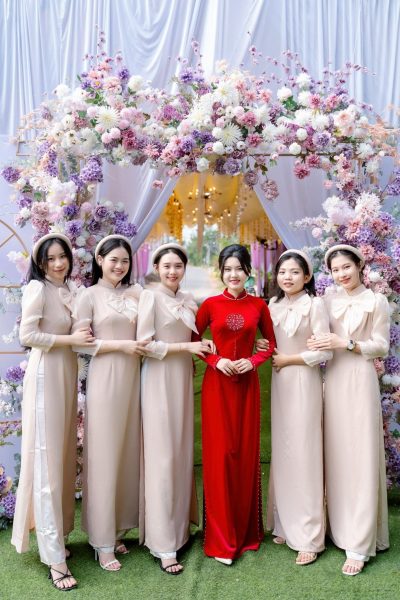 Áo dài bưng quả màu nude đính nơ tay nhúng bồng