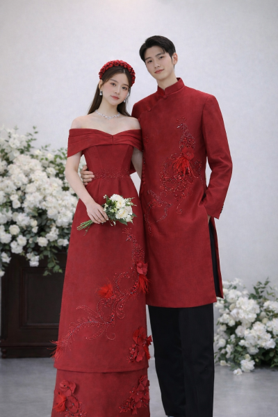 Cặp áo dài cưới màu đỏ cách tân trễ vai kết đôi công