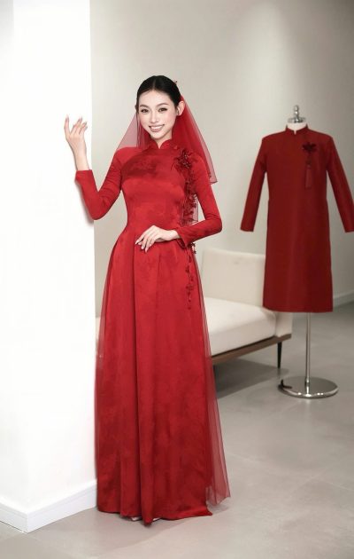 Mẫu áo dài cưới cặp đôi màu đỏ truyền thống đính pha lê hoa hồng