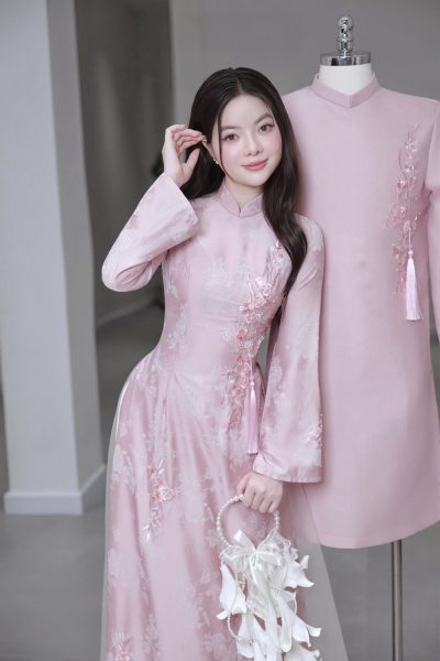 Mẫu áo dài cưới màu hồng đám hỏi lụa tơ tằm thêu nổi