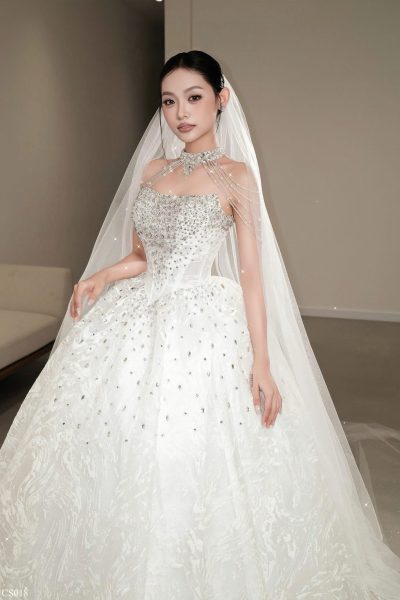 Váy cưới cô dâu đính đá kèm vòng cổ pha lê