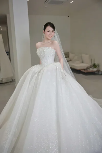 Váy cưới cô dâu đính đá kim sa pha lê Đỗ Hà