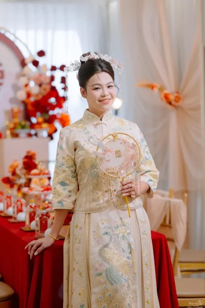 Áo khoả cô dâu màu kem đính đá con công chỉ vàng