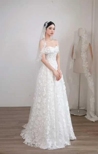 Váy cưới cô dâu đi bàn trễ vai đính ren hoa nổi