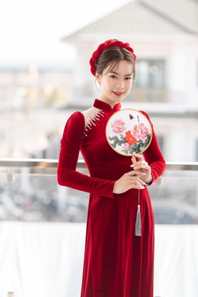 Áo dài cô dâu màu đỏ nhung trơn cách điệu tay bồng