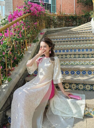 Áo dài bưng quả màu kem cách tân form rộng