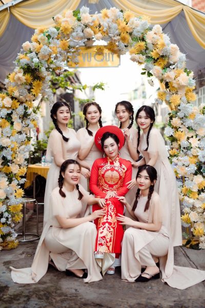 Áo dài bưng quả màu nude tay phồng lưới kết ngọc trai