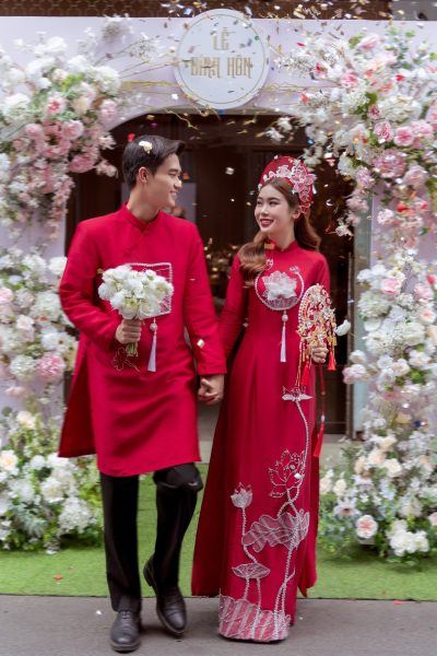 Cặp áo dài cưới màu đỏ kết voan hoa sen trắng