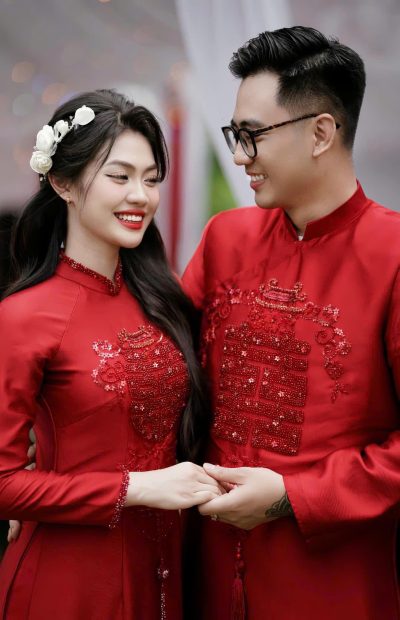 Cặp áo dài cưới màu đỏ kết họa tiết chữ hỷ đôi