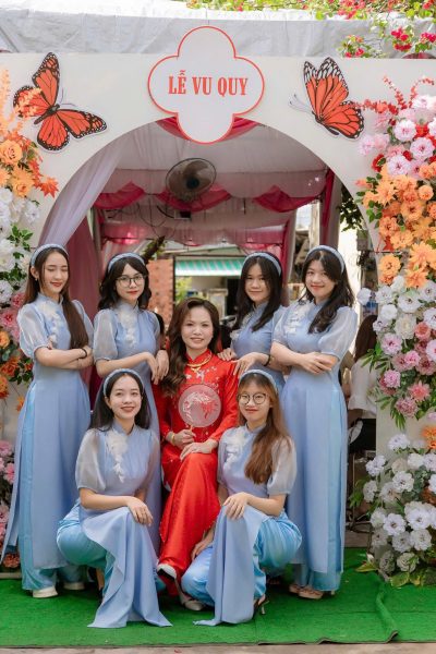 Áo dài bưng quả màu xanh dương kết hoa voan trắng