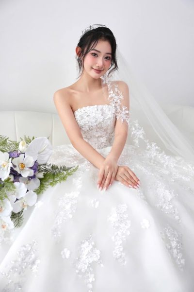 Váy cưới cô dâu đính kết ren hoa nhí nổi pha lê
