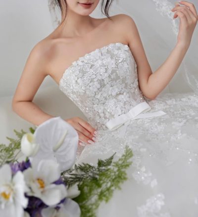 Váy cưới cô dâu đính kết ren hoa nhí nổi pha lê