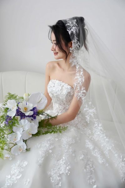 Váy cưới cô dâu đính kết ren hoa nhí nổi pha lê