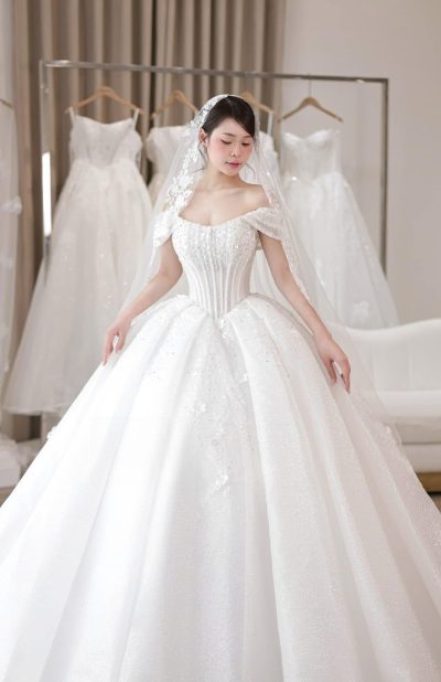 Váy cưới cô dâu màu trắng kiểu dáng trễ vai quốc dân