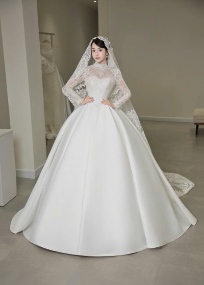 Váy cưới cô dâu màu trắng phi trơn phối ren mi tay dài cổ điển