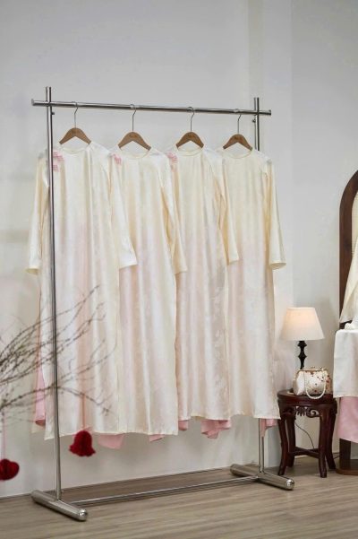 Áo dài bưng quả màu kem cách tân lụa tơ tằm