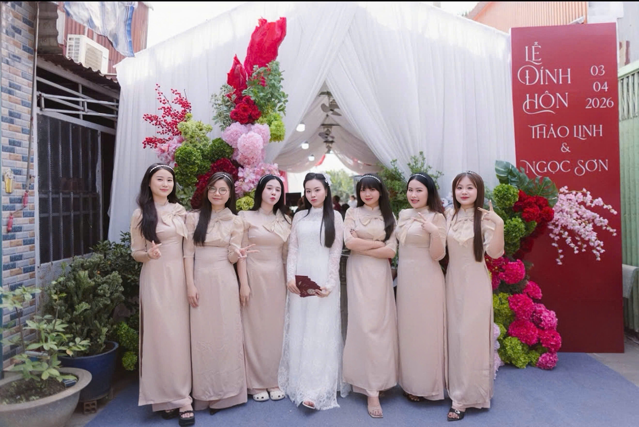 Áo dài bưng quả màu nude đính nơ tay nhúng bồng
