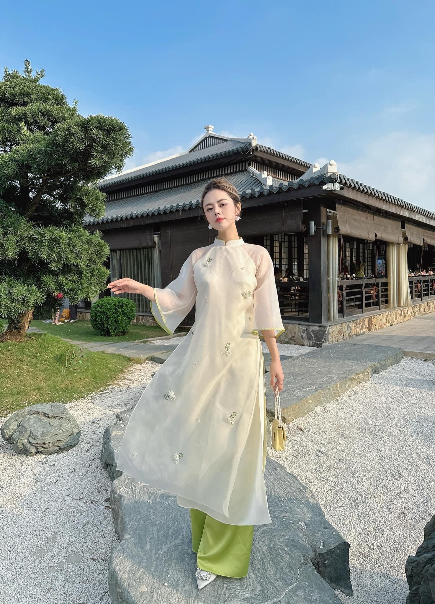 Áo dài bưng quả cách tân màu trắng phối hoa kết màu xanh