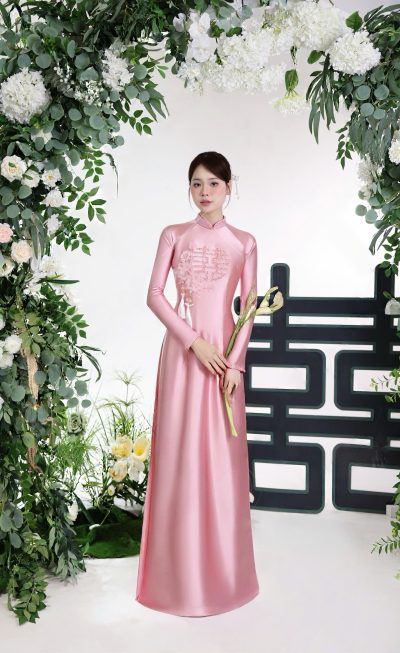 Áo dài cô dâu đám hỏi màu hồng chữ hỷ kết tua rua