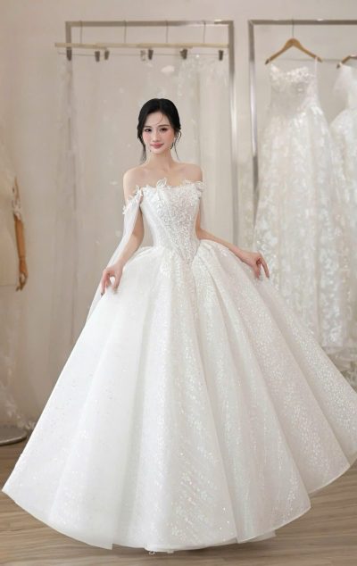 Váy cưới cô dâu đi bàn kèm choàng tay trễ vai