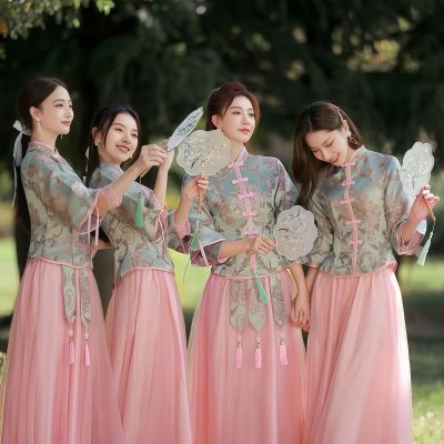 Áo khỏa bưng quả trung hoa phối tua rua chân váy hồng