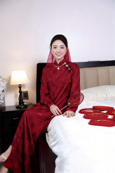 Mẫu áo dài cưới màu đỏ cách tân gấm thọ dơi