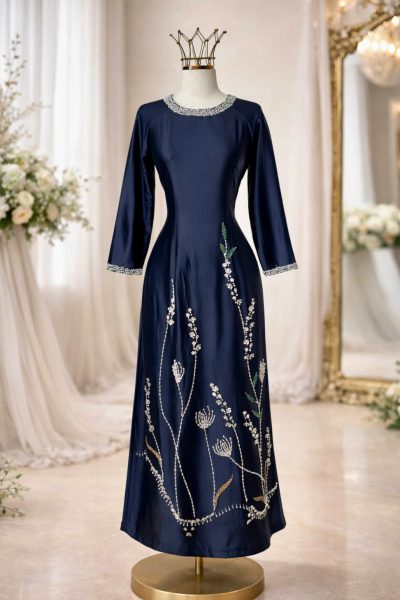 Mẫu áo dài bà sui màu xanh đen lụa kết họa tiết hoa nhí đơn giản (XL)