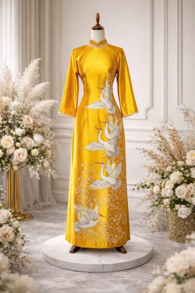 Mẫu áo dài bà sui màu vàng đồng vẽ họa tiết hạc trắng đính đá pha lê (3X)
