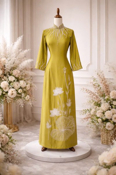 Mẫu áo dài bà sui màu xanh cốm đính kết họa tiết tia lửa ngọc trai phối hoa sen (XL)