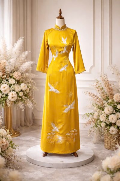 Mẫu áo dài bà sui màu vàng tay dài thêu họa tiết hạc trắng (2X)