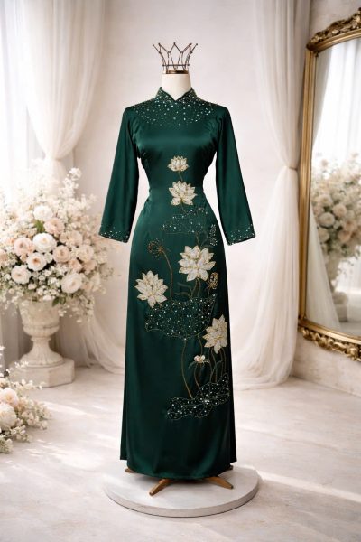 Áo dài bà sui màu xanh bigsize 70kg đính kết họa tiết hoa sen trắng phối vàng (3X, 4X)