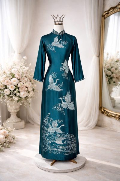 Mẫu áo dài bà sui màu xanh họa tiết sơn mài ép đá pha lê họa tiết hạc trắng (XL)