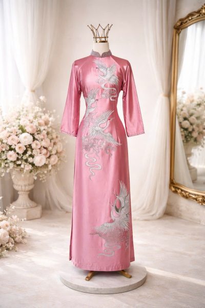 Mẫu áo dài bà sui màu hồng bigsize 70kg đính đá pha lê phụng trắng (3X)