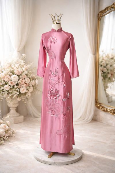 Mẫu áo dài bà sui màu hồng thêu họa tiết hoa sen con hạc (2X)