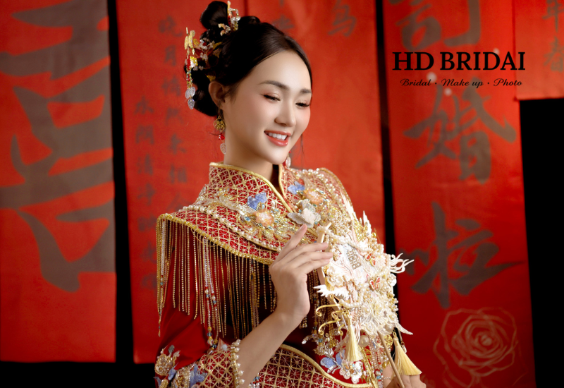 Chi tiết họa tiết áo khỏa thêu rồng phượng