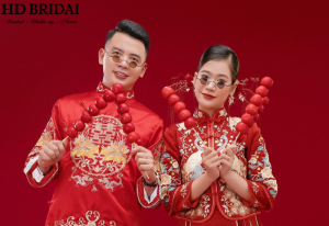 Cô dâu chú rễ mặc áo khỏa cưới đỏ truyền thống