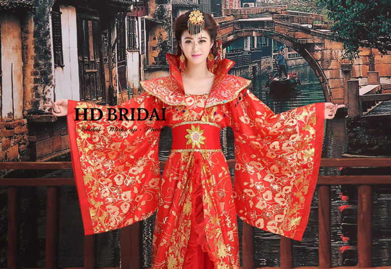 Cô dâu mặc áo khỏa cưới phong cách trung hoa