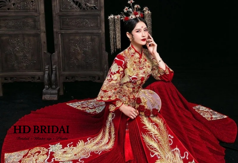 Cô dâu mặc áo khỏa dổ truyền thống