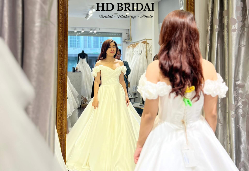 Cô dâu thử váy tại HD Bridal