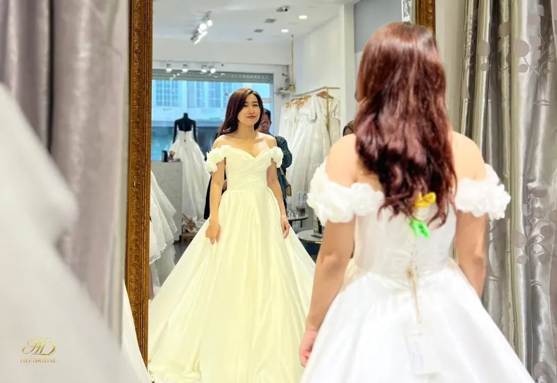 Cô dâu thử váy tại HD Bridal