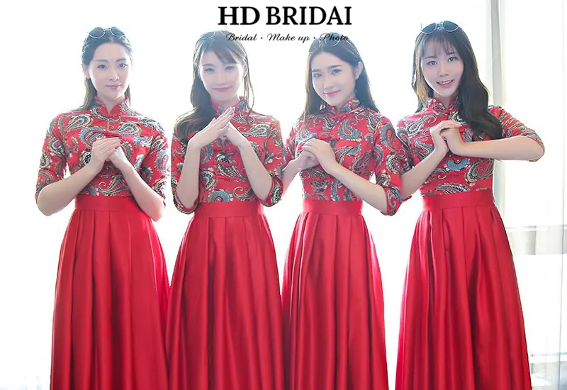Đội hình bưng quả mặc áo khỏa đỏ truyền thống trong lễ cưới