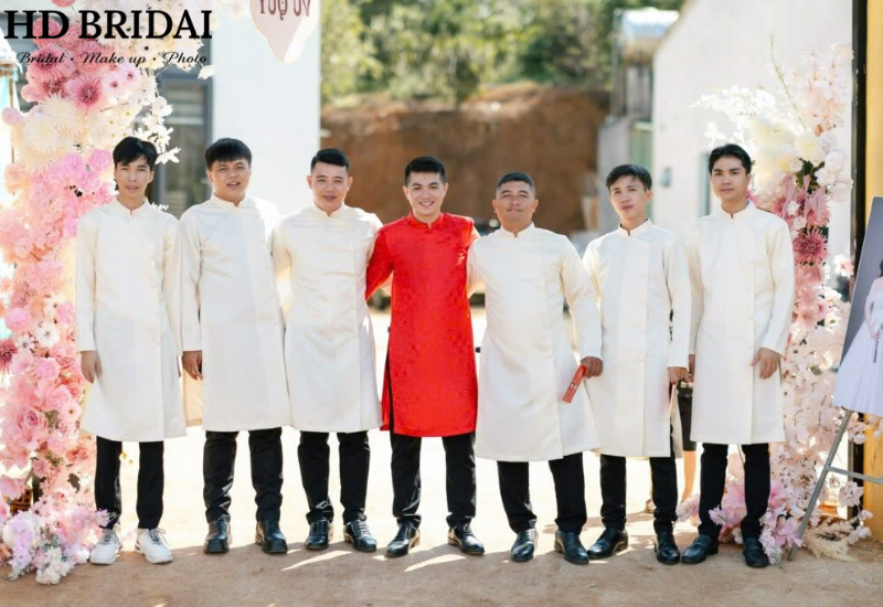 Đội hình nam bưng quả mặc áo dài truyền thống