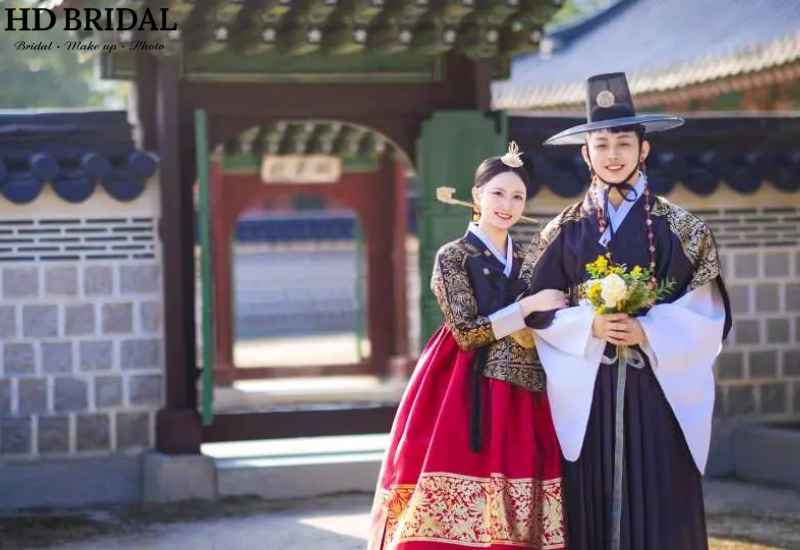 Người hàn quốc mặc Hanbok tại cung điện