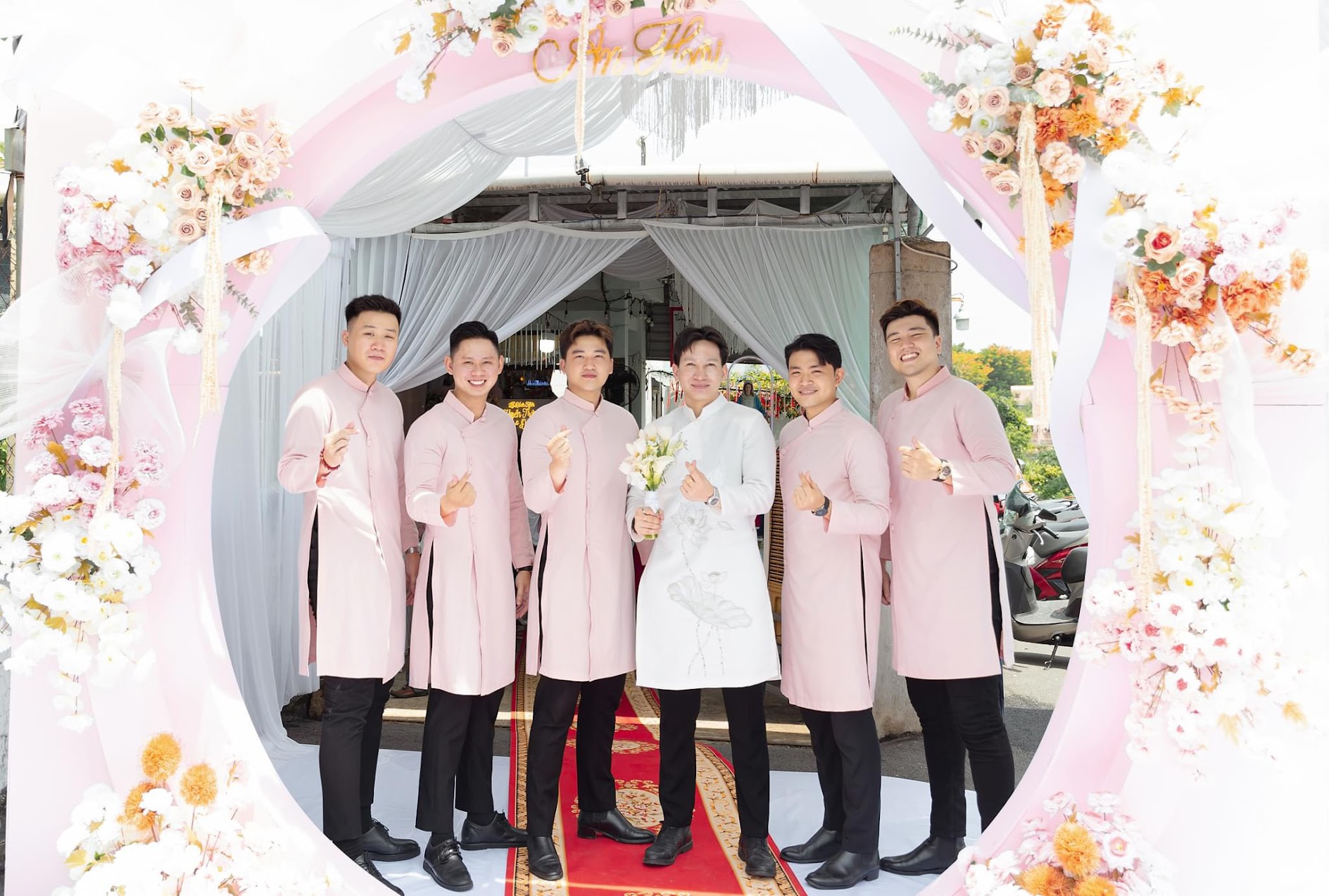 Kinh Nghiệm Thuê Áo Dài Bưng Quả TPHCM