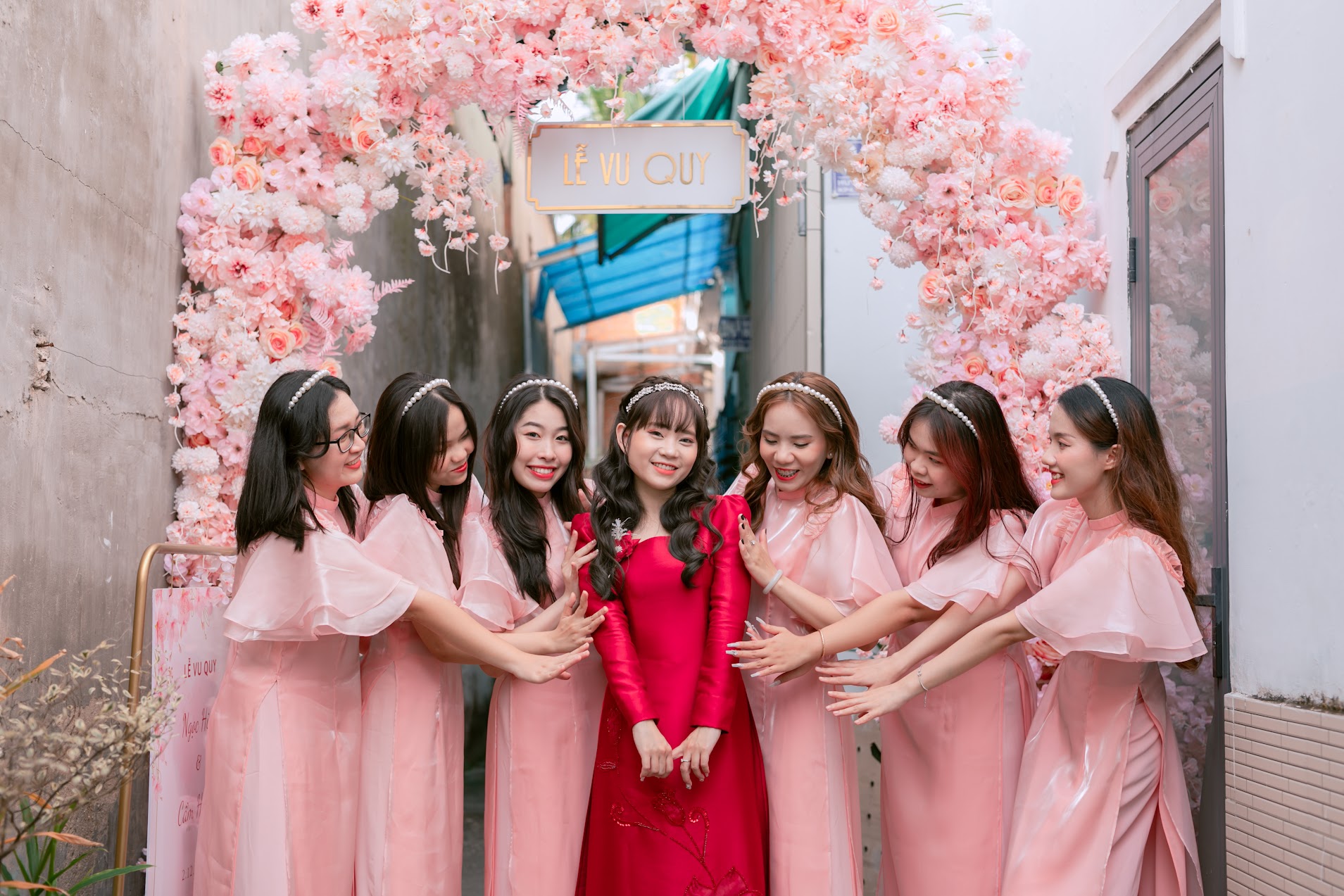 Vì Sao Nên Thuê Áo Dài Bưng Quả Thay Vì May Mới?